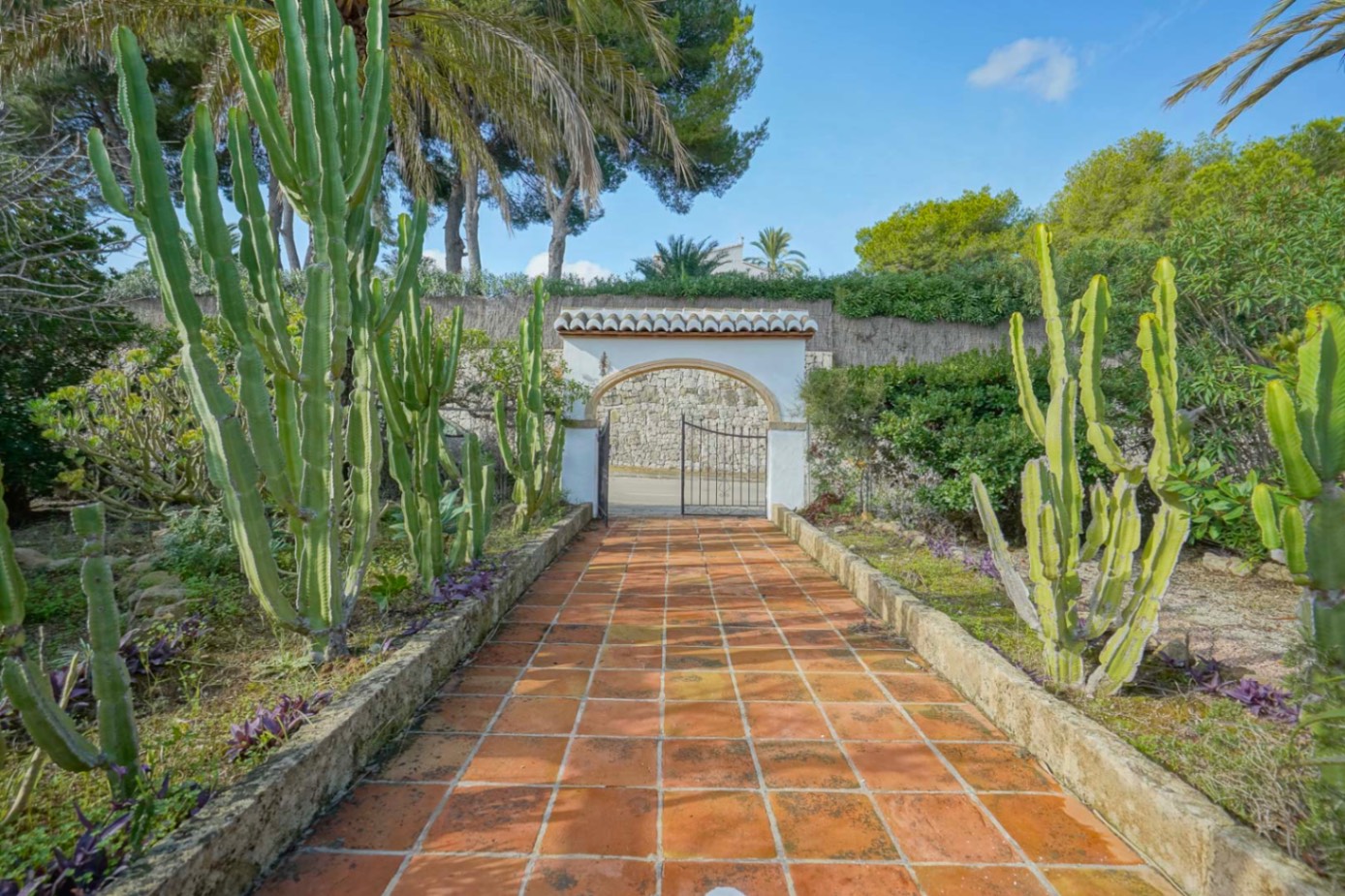 Beautiful Traditional Villa on a Large Plot in La Lluca, Jávea