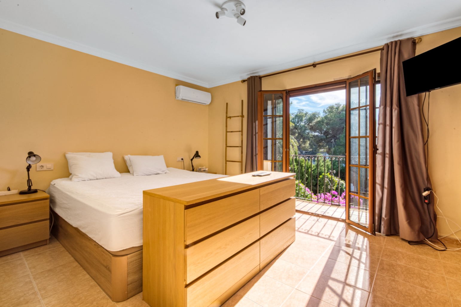 Charming Mediterranean villa with 4 bedrooms for sale in Jávea - Close to beaches and restaurants
