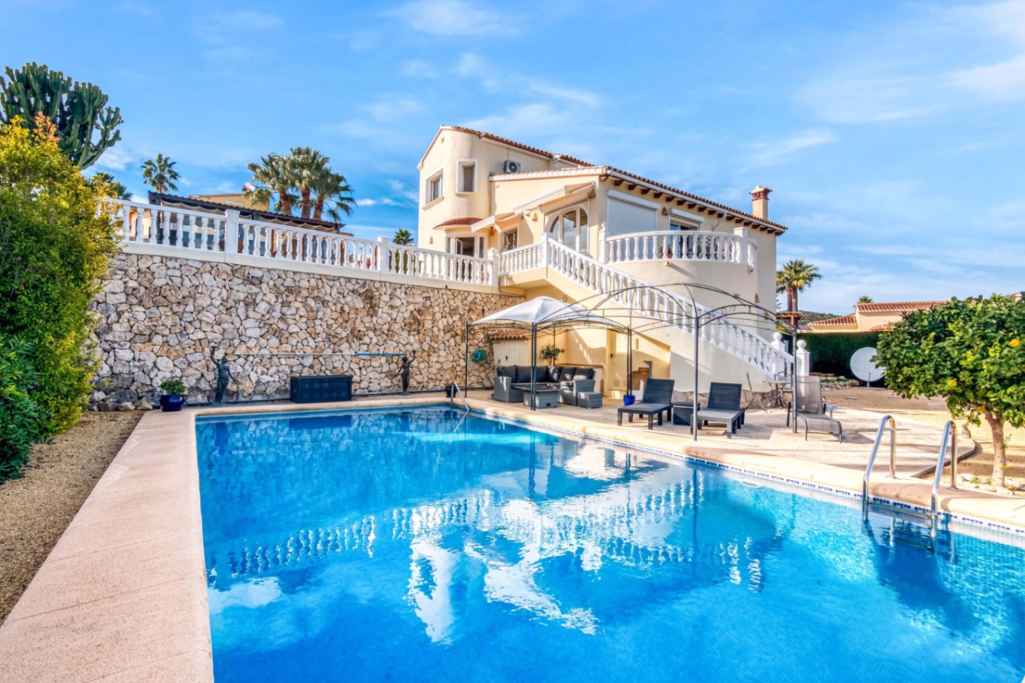 Villa avec vues sur la mer et la montagne à seulement 8 minutes des plages de Javea