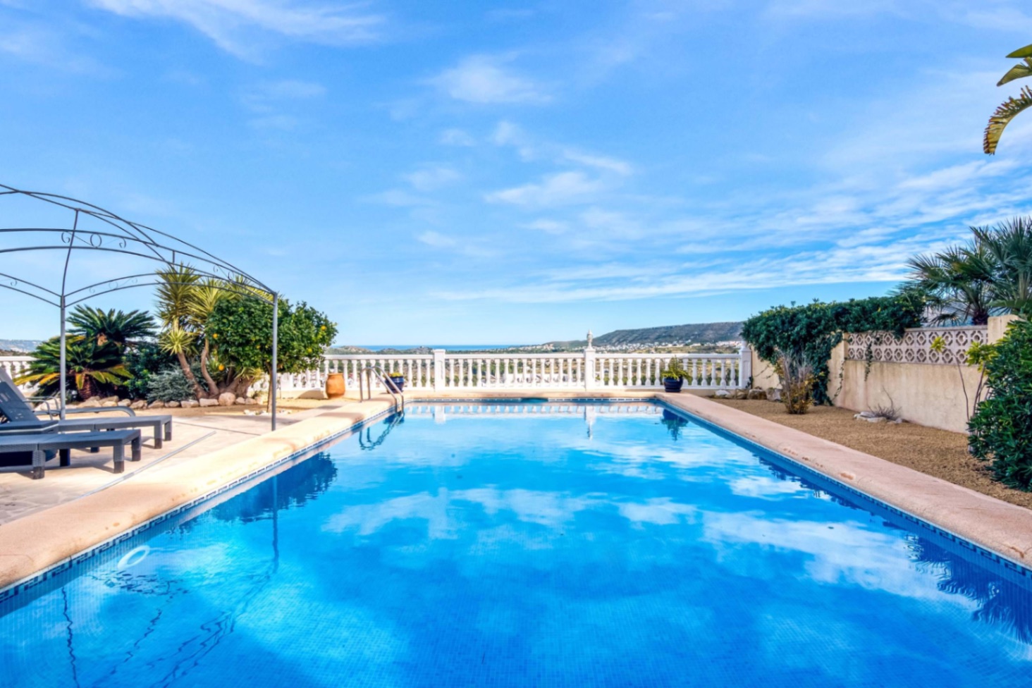 Villa avec vues sur la mer et la montagne à seulement 8 minutes des plages de Javea
