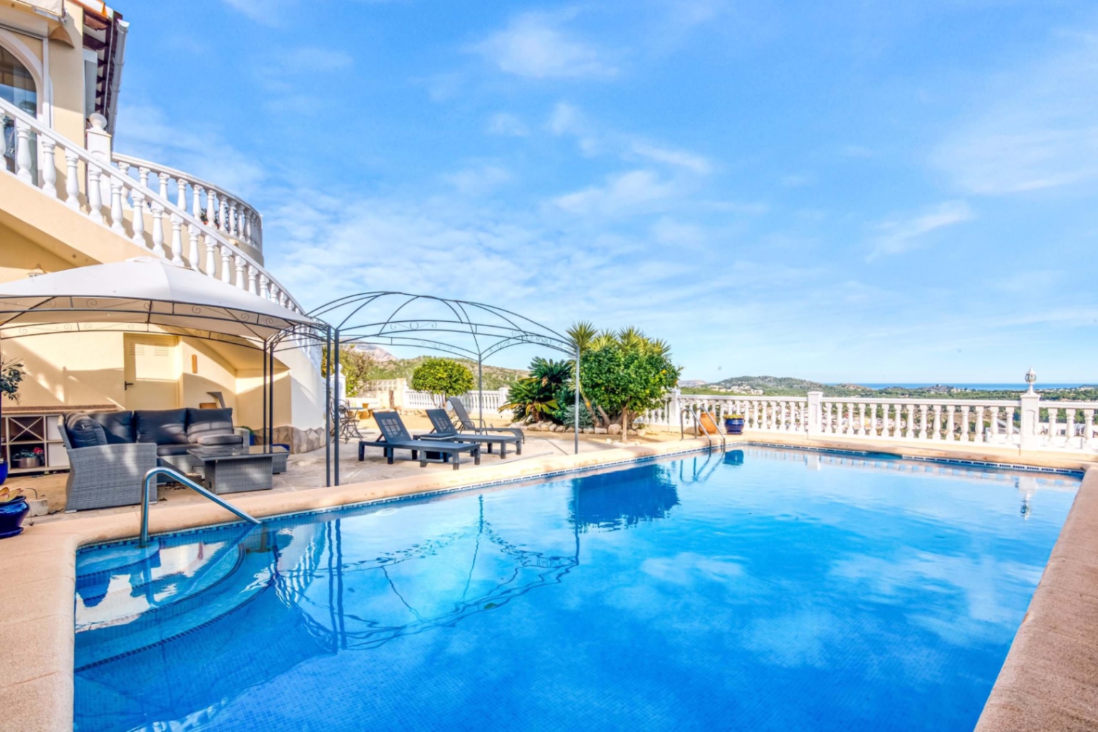 Villa avec vues sur la mer et la montagne à seulement 8 minutes des plages de Javea