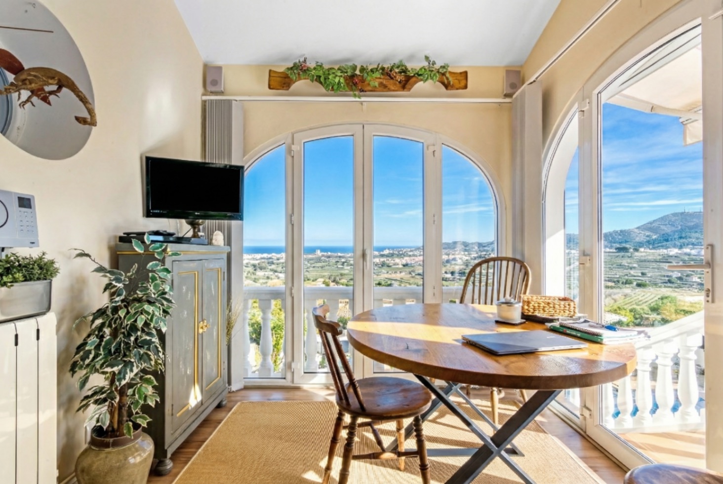 Villa avec vues sur la mer et la montagne à seulement 8 minutes des plages de Javea