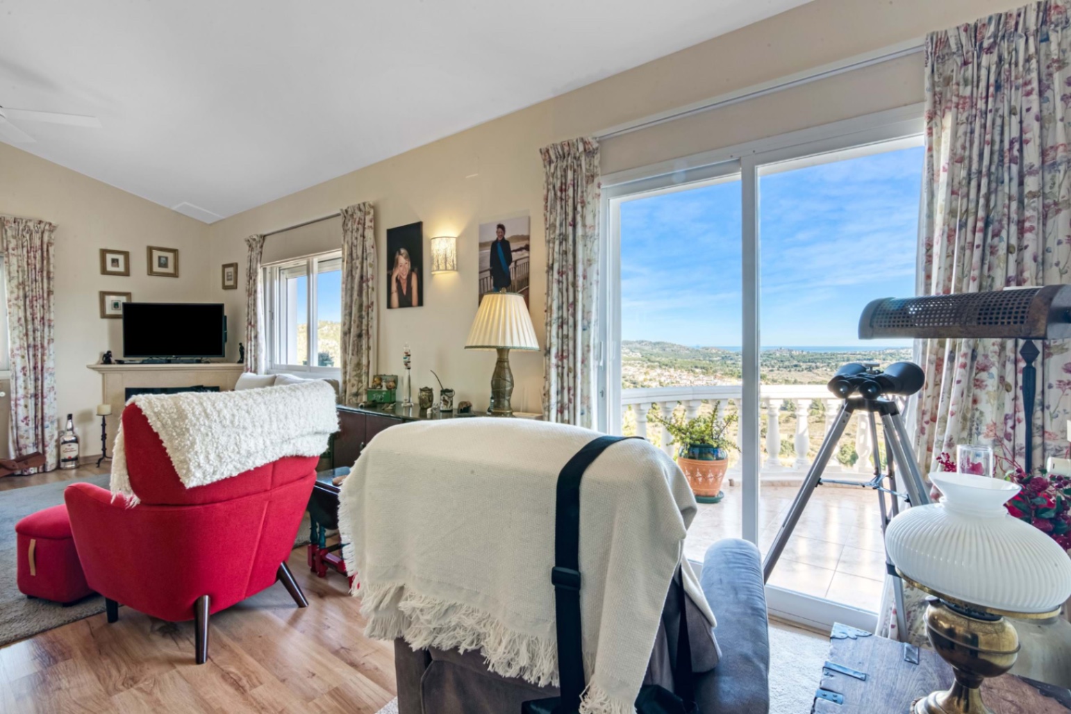 Villa avec vues sur la mer et la montagne à seulement 8 minutes des plages de Javea