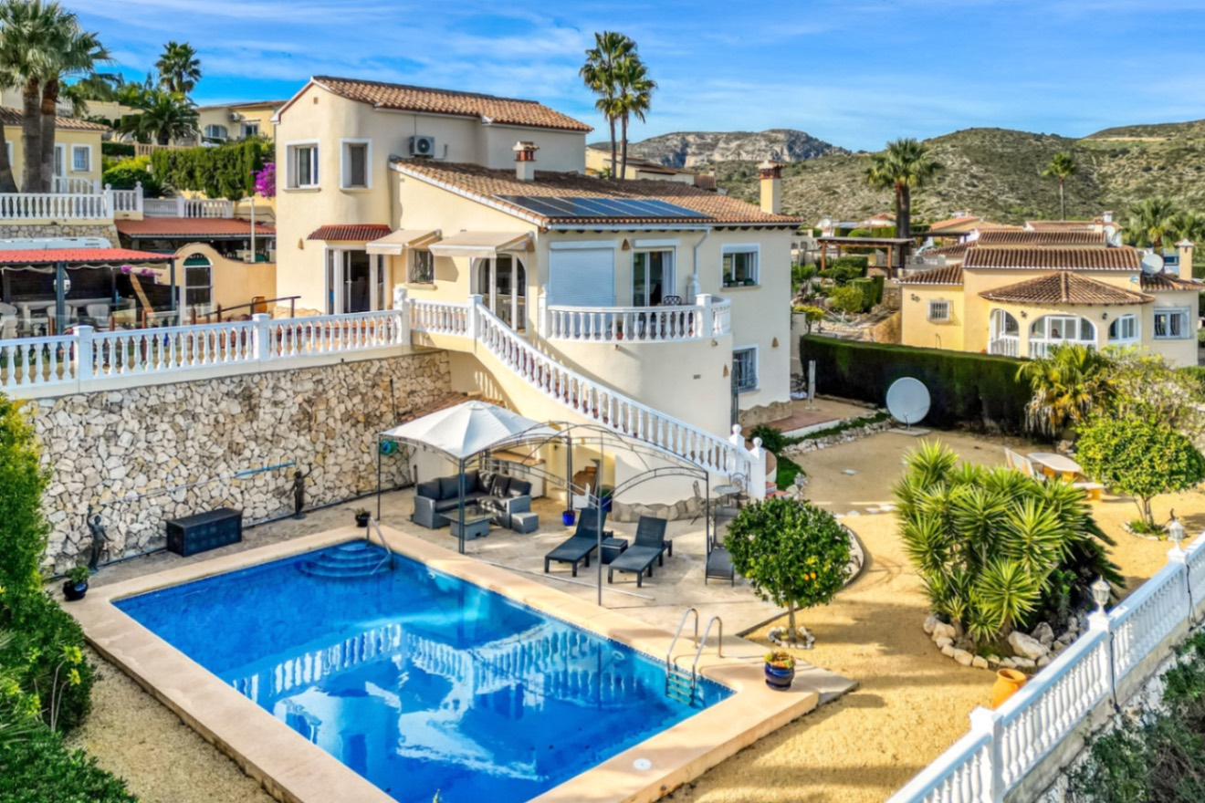 Villa avec vues sur la mer et la montagne à seulement 8 minutes des plages de Javea