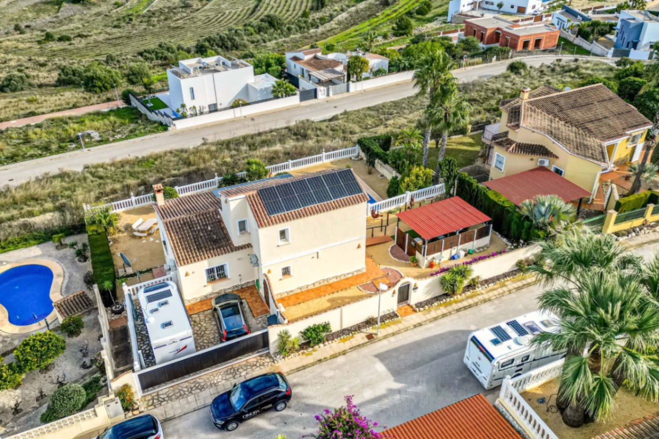 Villa avec vues sur la mer et la montagne à seulement 8 minutes des plages de Javea