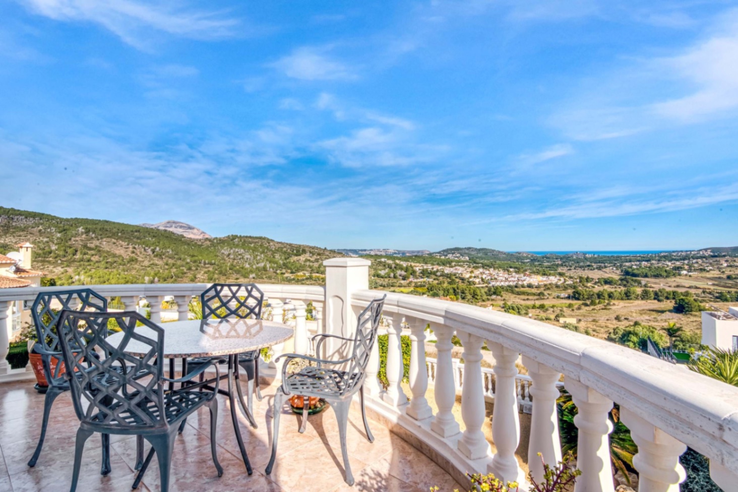 Villa avec vues sur la mer et la montagne à seulement 8 minutes des plages de Javea