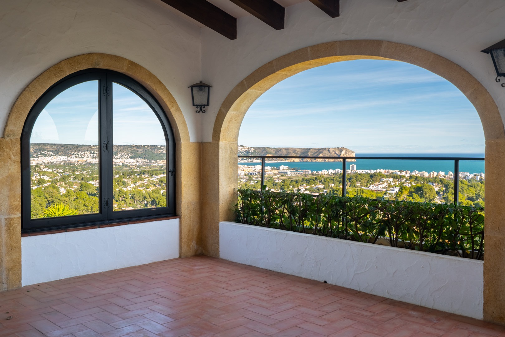 Śródziemnomorska willa na sprzedaż z 4 sypialniami i panoramicznym widokiem na morze w Tosalet, Jávea
