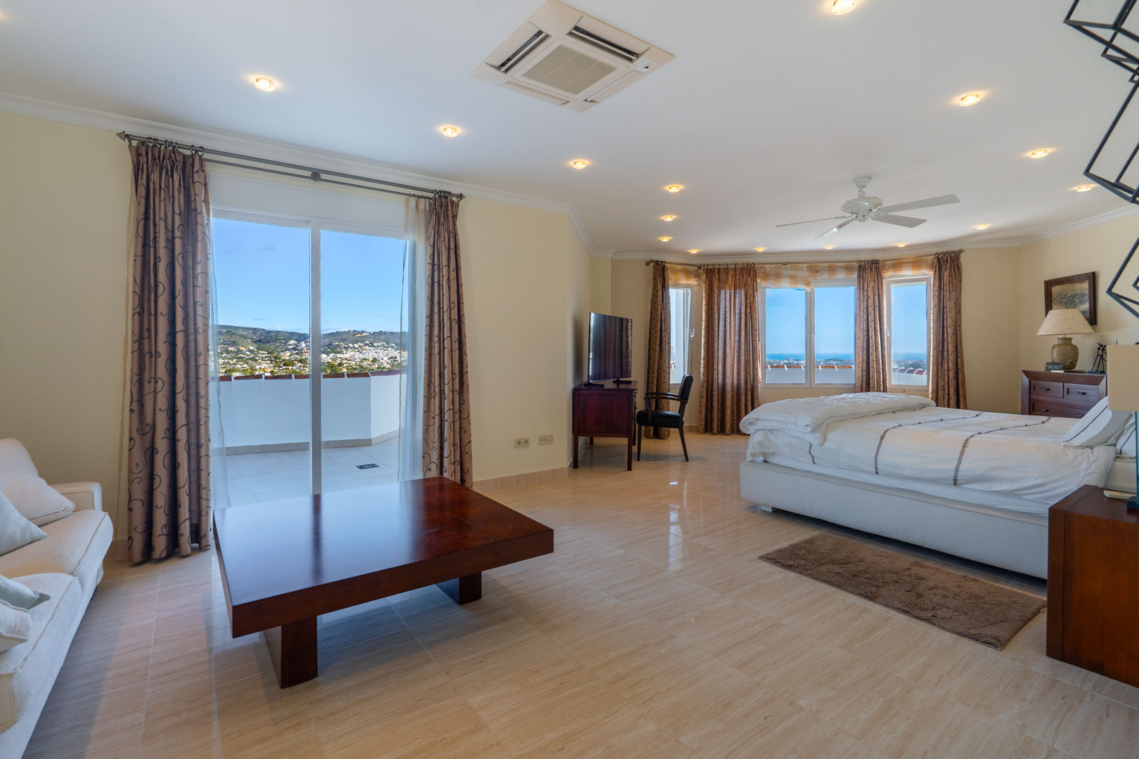 Vila massiva de 4 habitacions amb vistes al mar i al Montgó en venda a Javea Piver