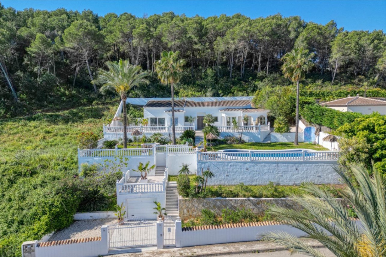 Luxury 3 bed villa for sale in Javea with sea and mountain view
