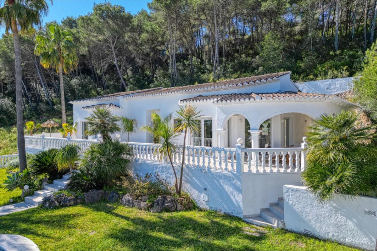 Luxury 3 bed villa for sale in Javea with sea and mountain view