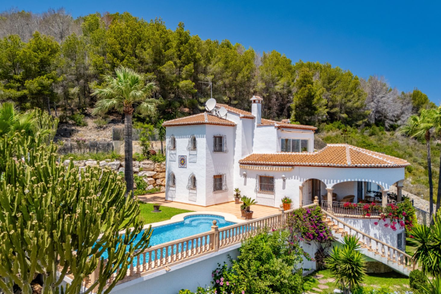 Villa for sale in Javea with wonderful open views of the sea and bay.