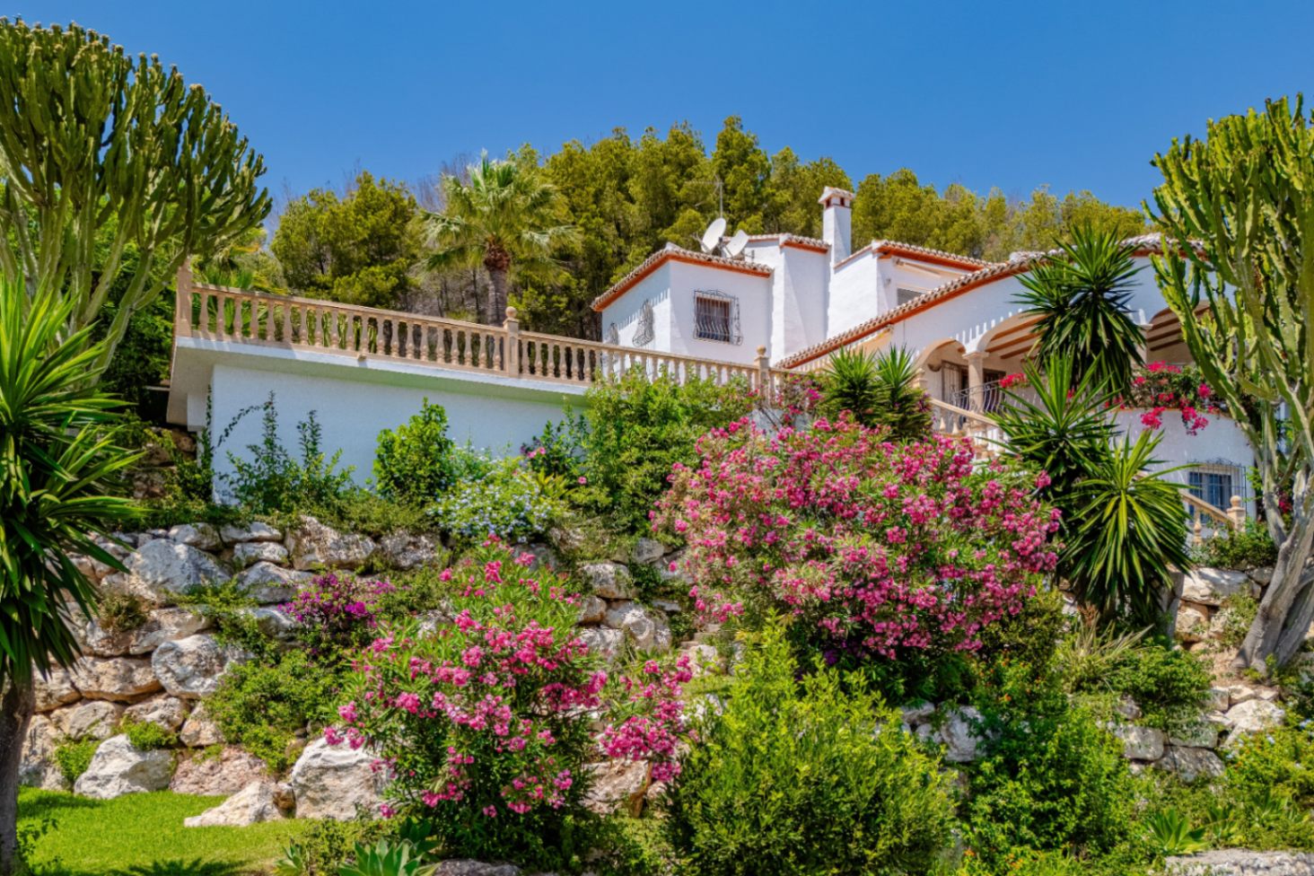 Villa for sale in Javea with wonderful open views of the sea and bay.