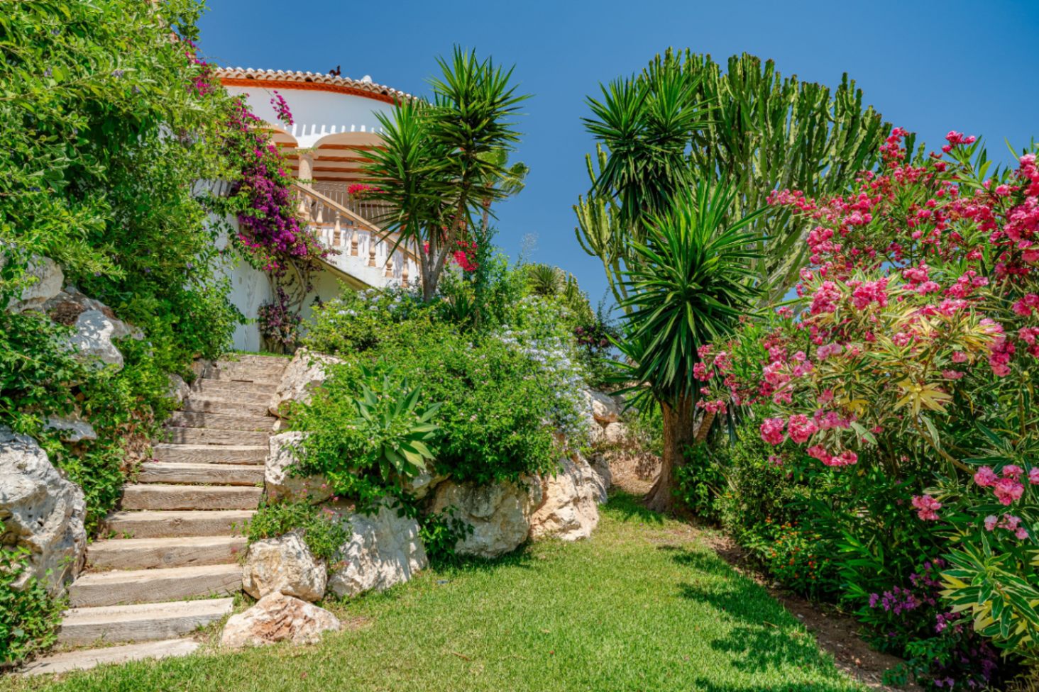 Villa for sale in Javea with wonderful open views of the sea and bay.