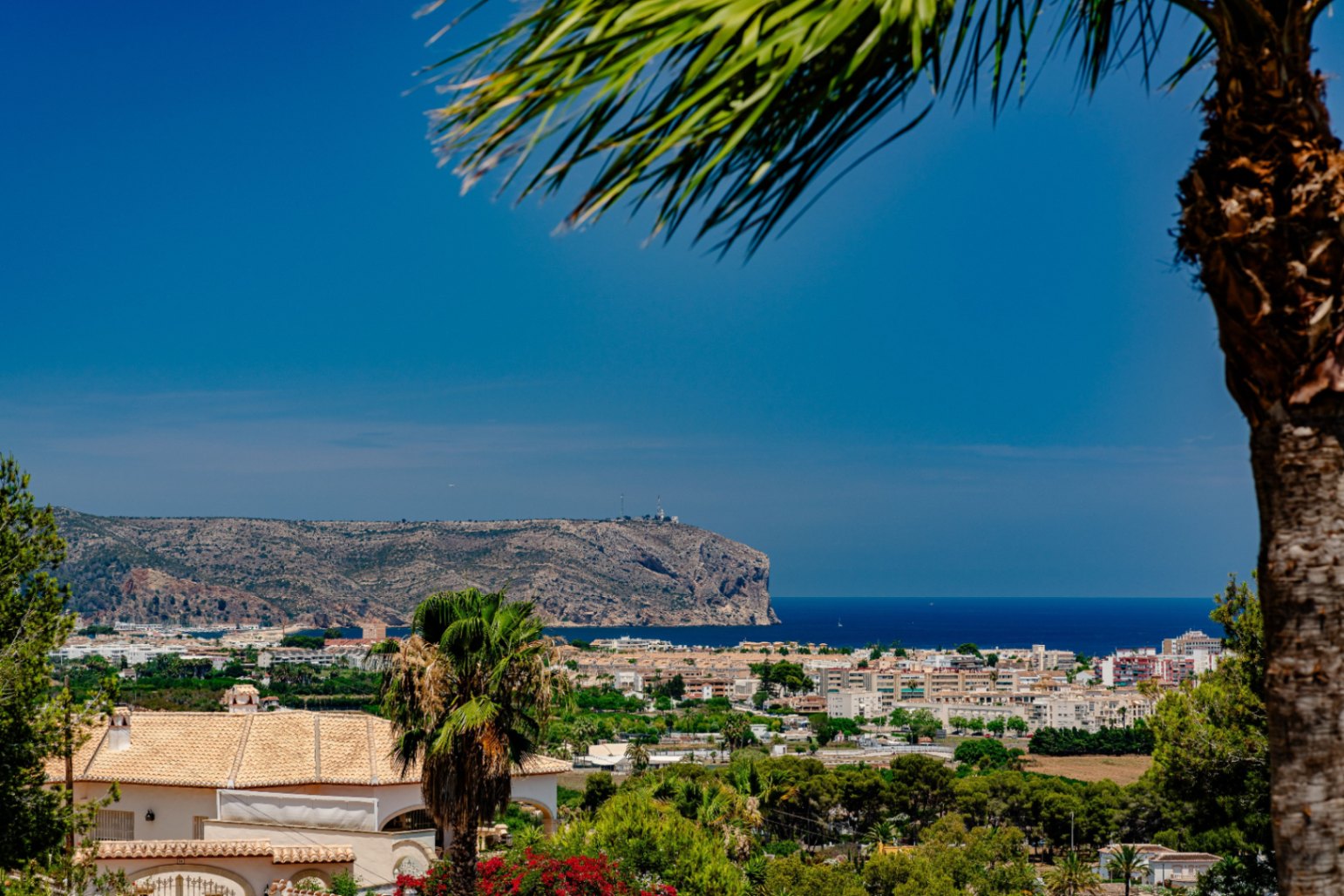Villa for sale in Javea with wonderful open views of the sea and bay.