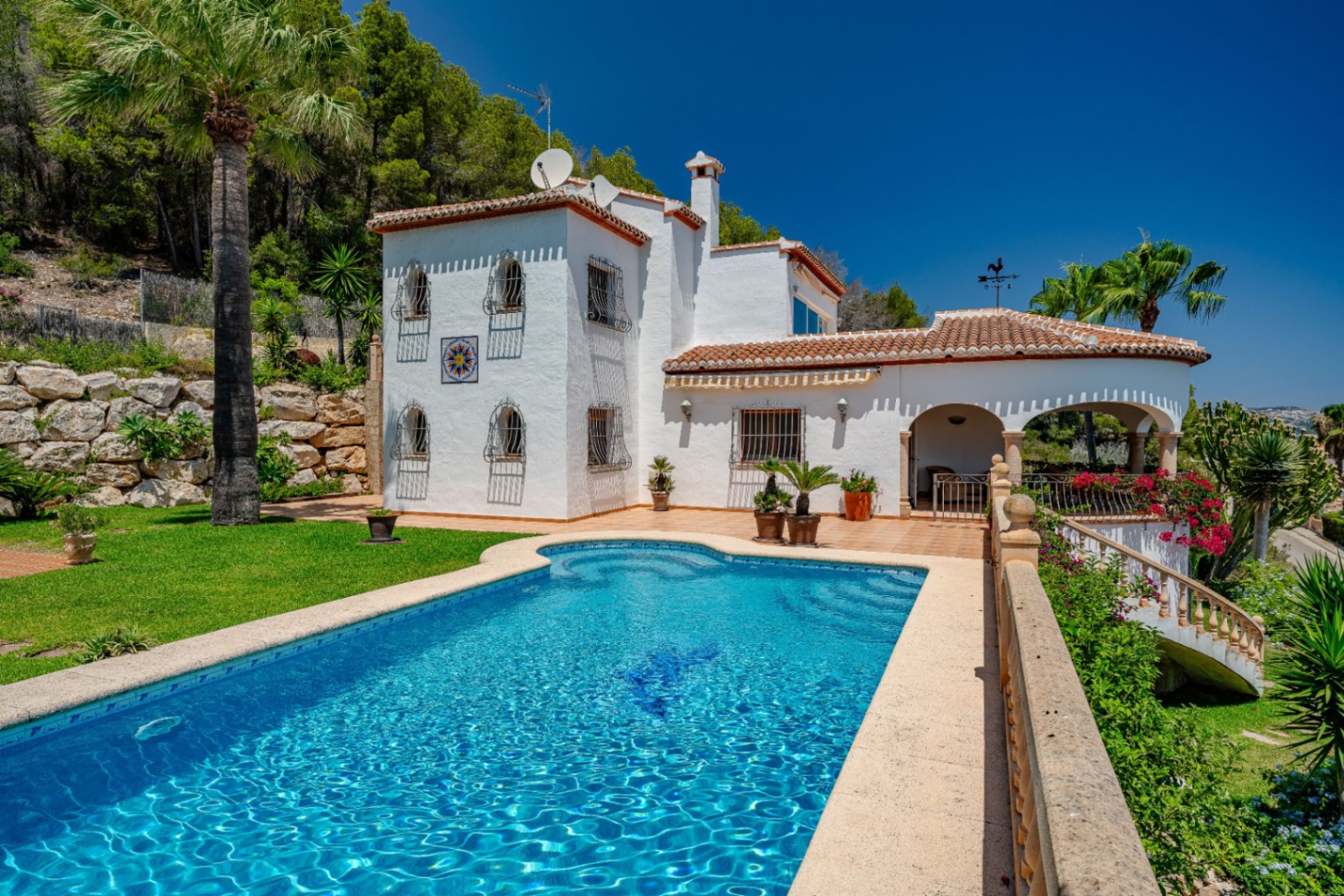 Villa for sale in Javea with wonderful open views of the sea and bay.