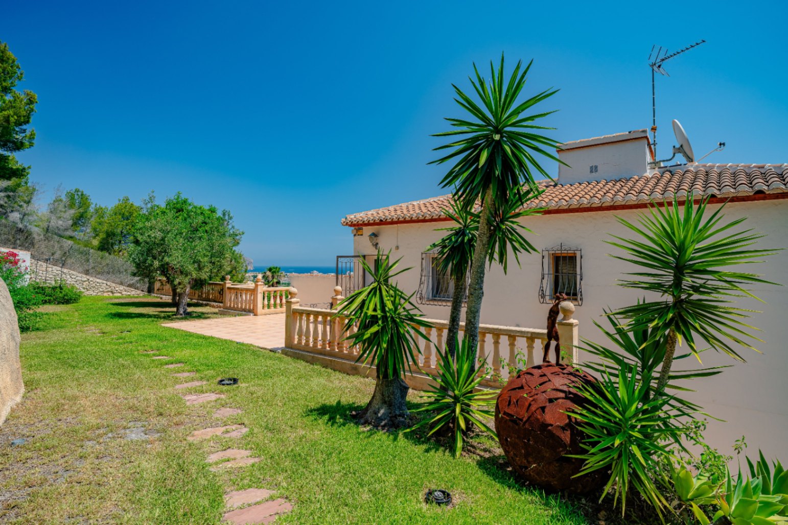 Villa for sale in Javea with wonderful open views of the sea and bay.