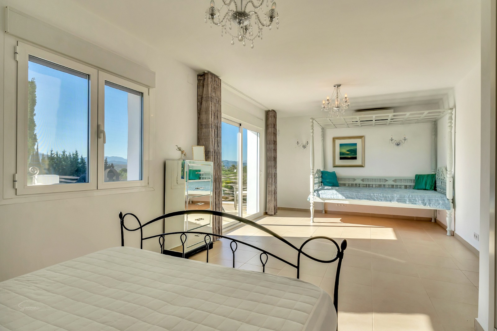 Imposante desig villa te koop met spectaculair uitzicht op de Montgó.