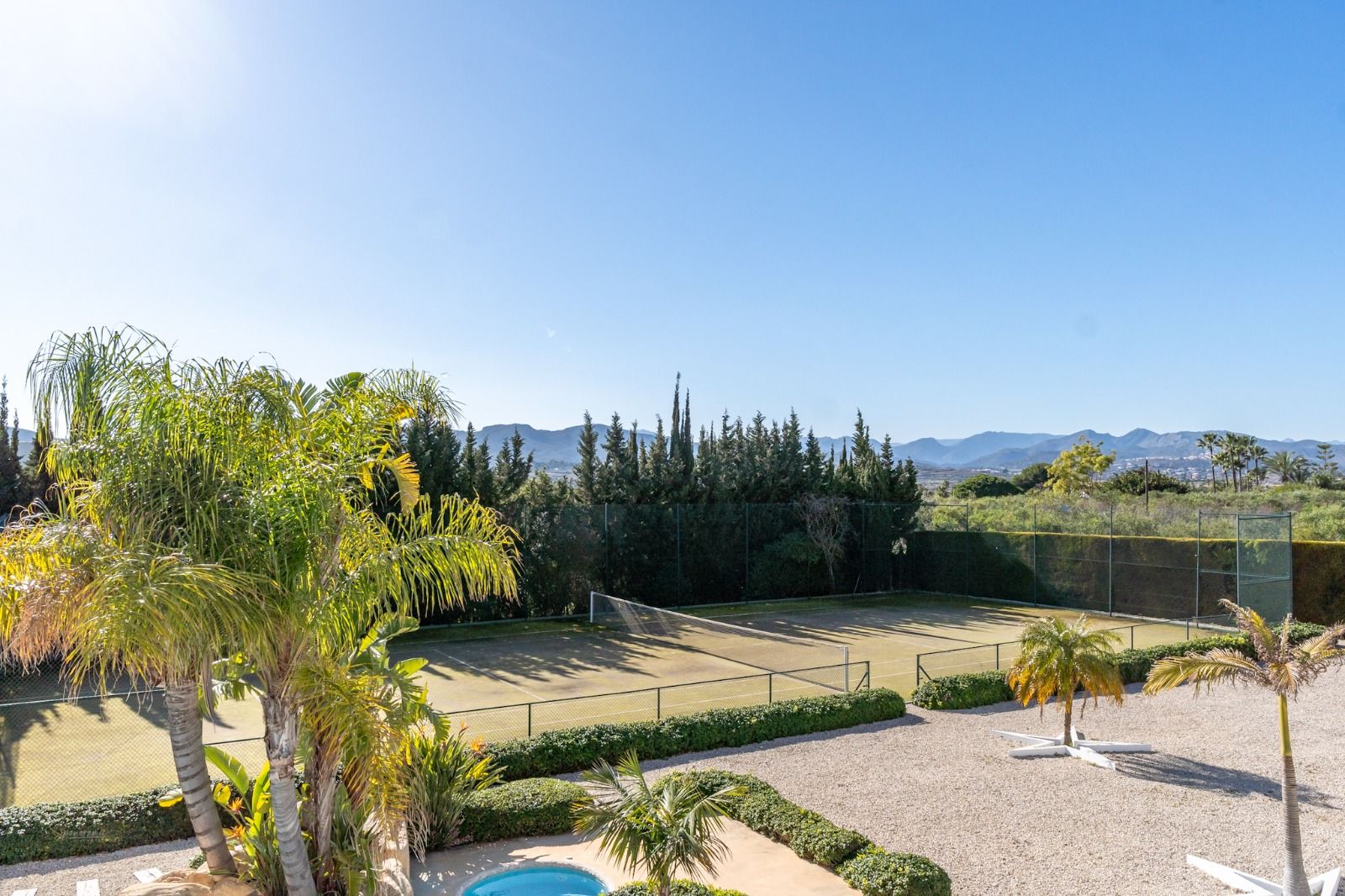 Imposante desig villa te koop met spectaculair uitzicht op de Montgó.