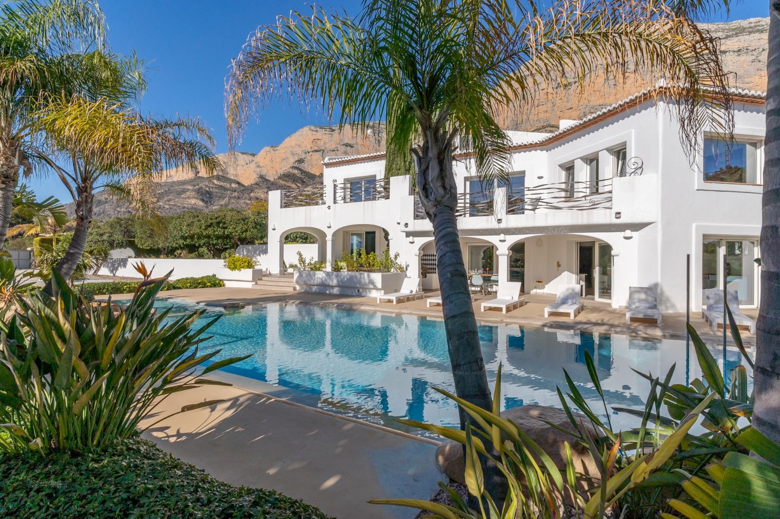 Imposante desig villa te koop met spectaculair uitzicht op de Montgó.