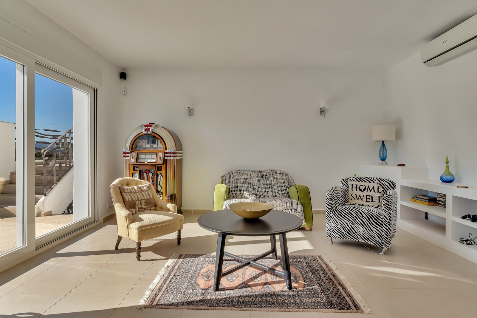 Imposante desig villa te koop met spectaculair uitzicht op de Montgó.