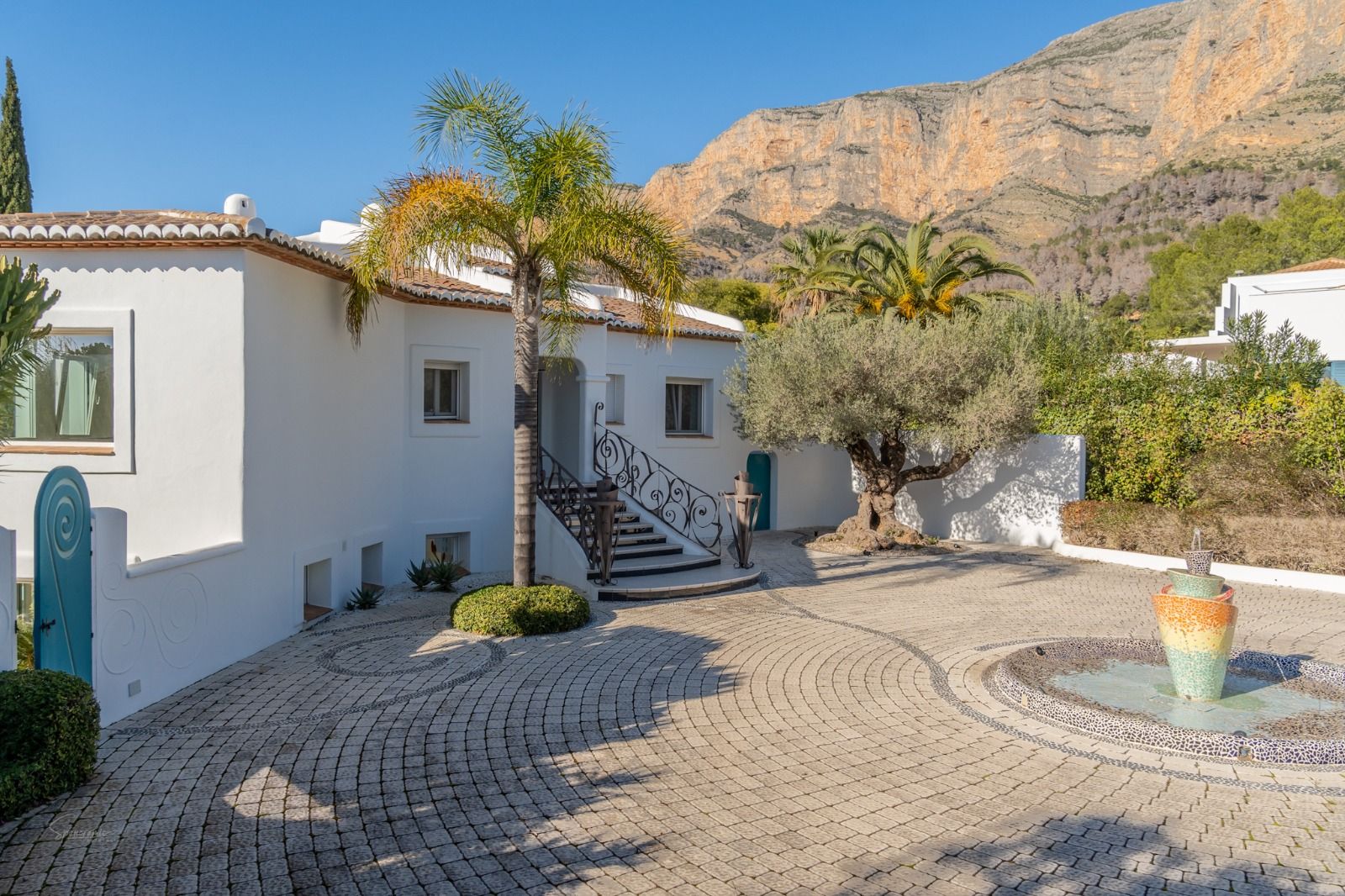 Imposante desig villa te koop met spectaculair uitzicht op de Montgó.