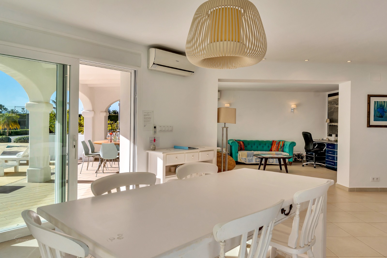 Imposante desig villa te koop met spectaculair uitzicht op de Montgó.