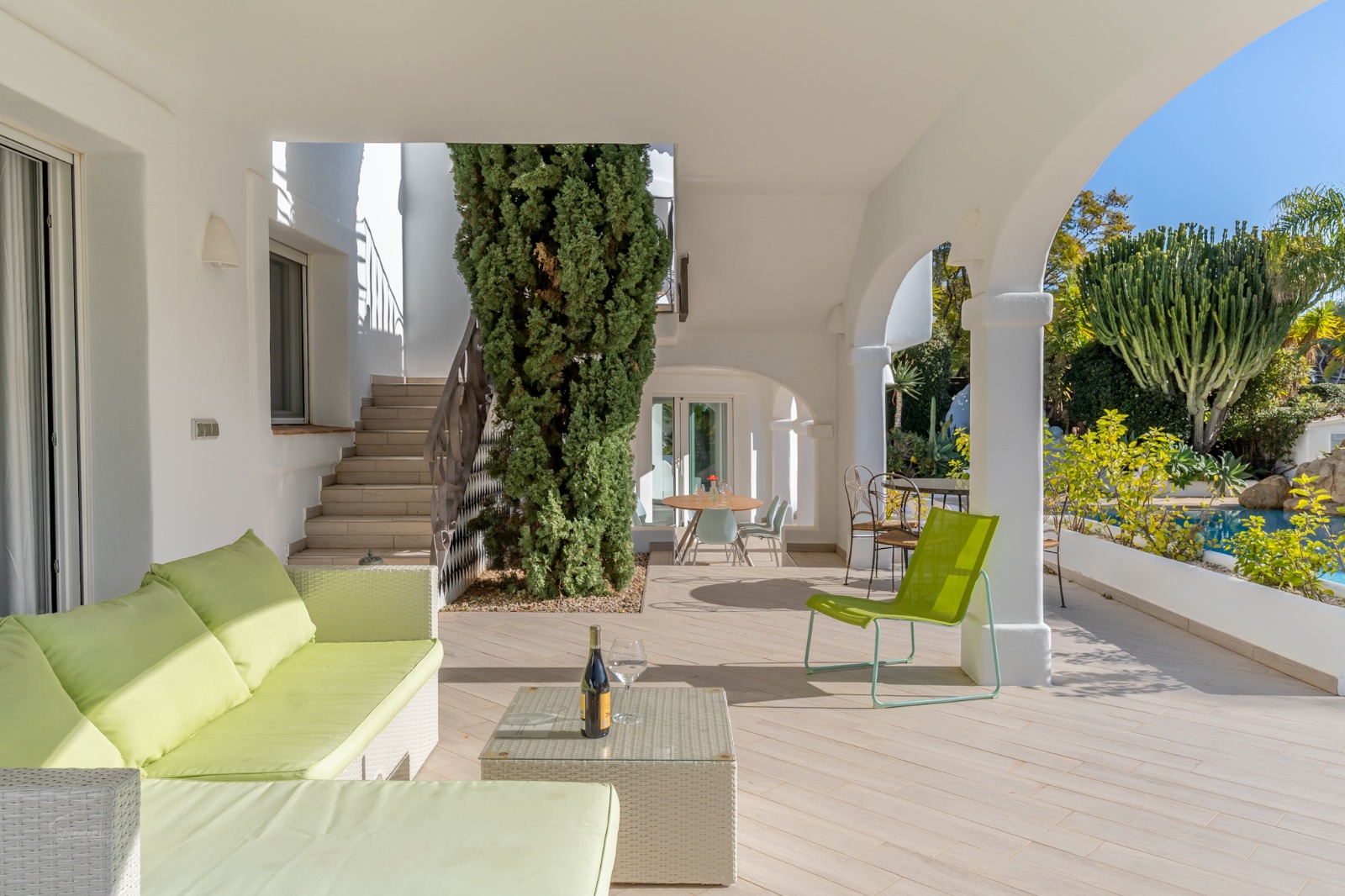 Imposante desig villa te koop met spectaculair uitzicht op de Montgó.