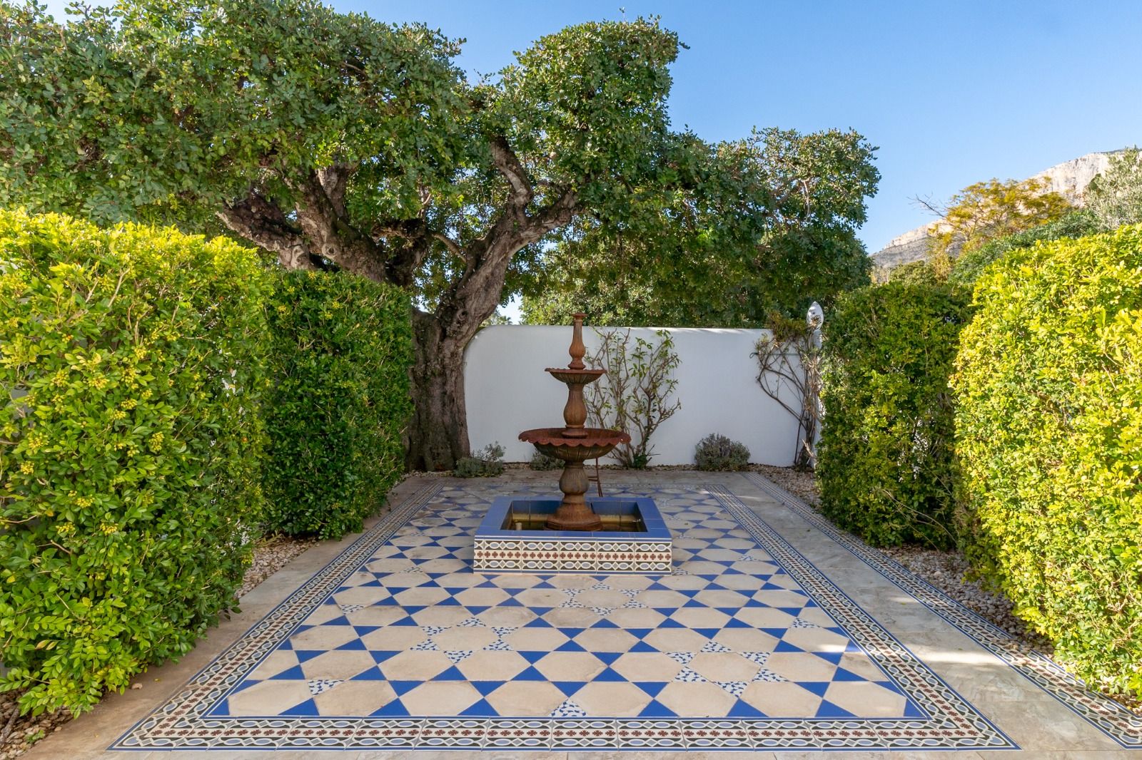 Imposante desig villa te koop met spectaculair uitzicht op de Montgó.