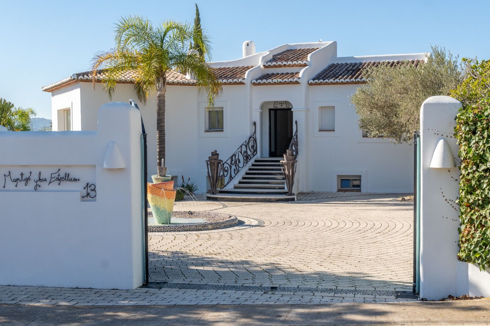 Imposante desig villa te koop met spectaculair uitzicht op de Montgó.