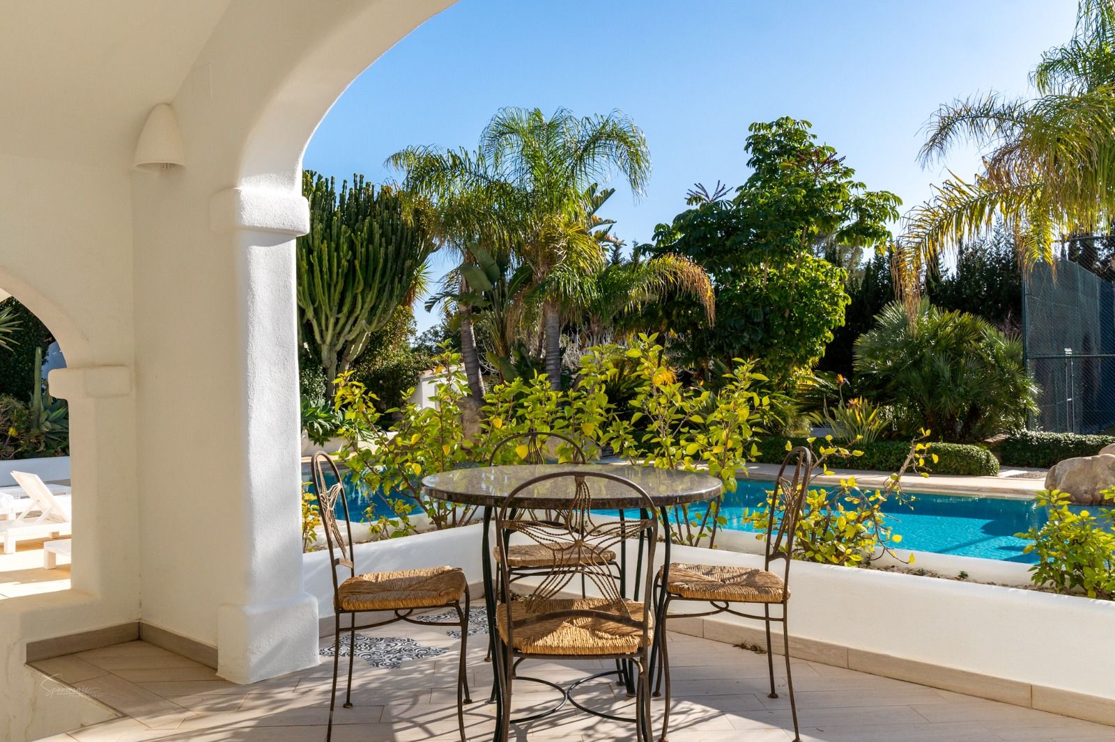 Imposante desig villa te koop met spectaculair uitzicht op de Montgó.