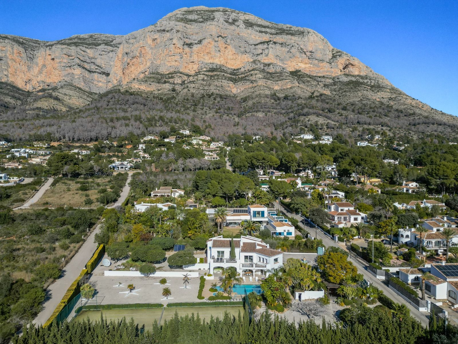 Imposante desig villa te koop met spectaculair uitzicht op de Montgó.