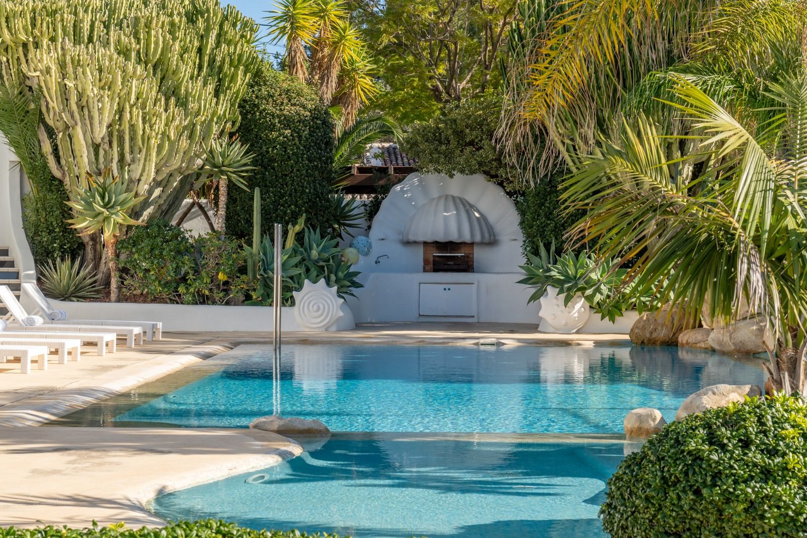Imposante desig villa te koop met spectaculair uitzicht op de Montgó.
