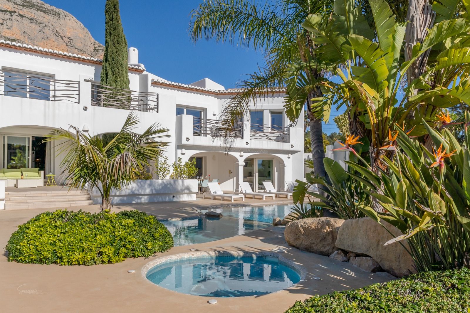 Imposante desig villa te koop met spectaculair uitzicht op de Montgó.