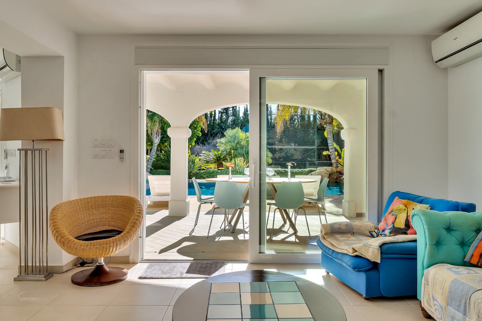 Imposante desig villa te koop met spectaculair uitzicht op de Montgó.
