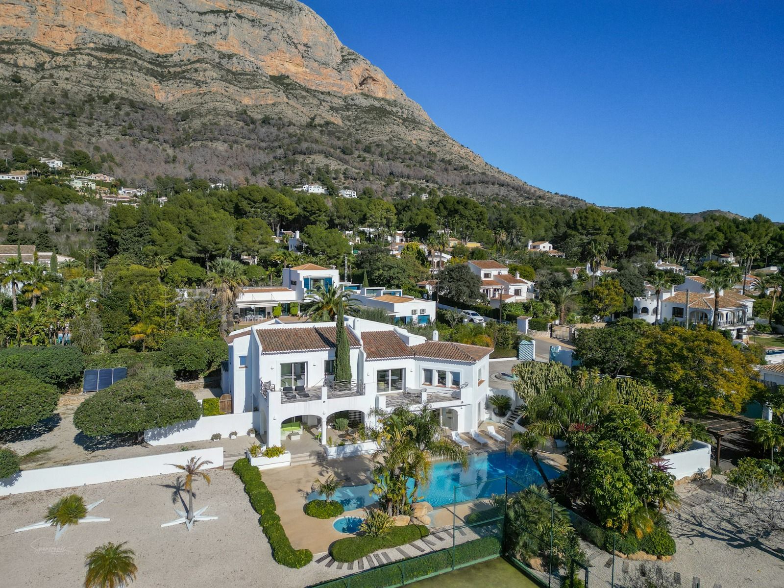 Imposante desig villa te koop met spectaculair uitzicht op de Montgó.