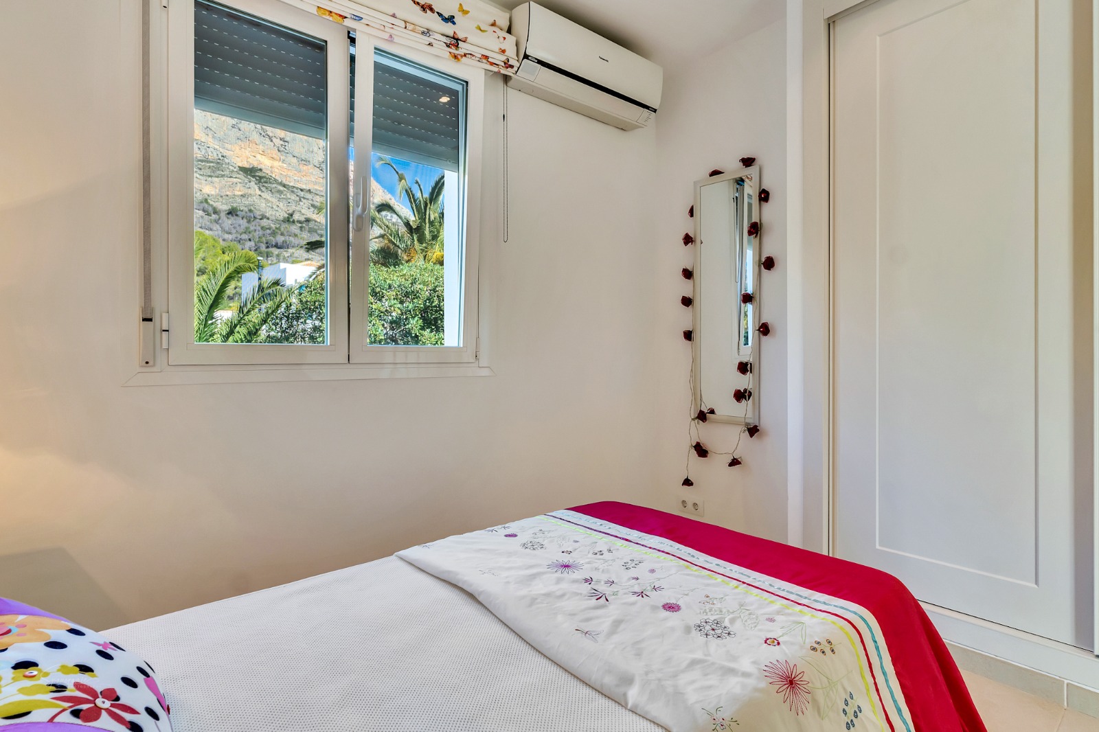 Imposante desig villa te koop met spectaculair uitzicht op de Montgó.