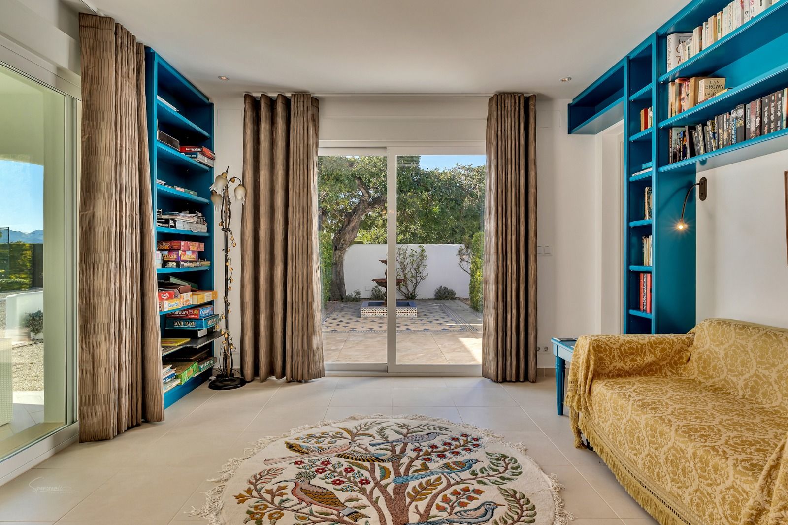 Imposante desig villa te koop met spectaculair uitzicht op de Montgó.