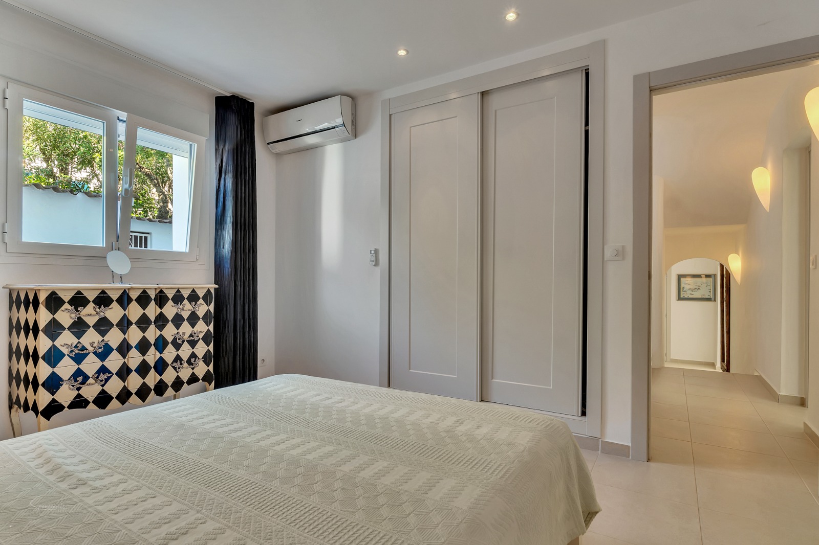 Imposante desig villa te koop met spectaculair uitzicht op de Montgó.