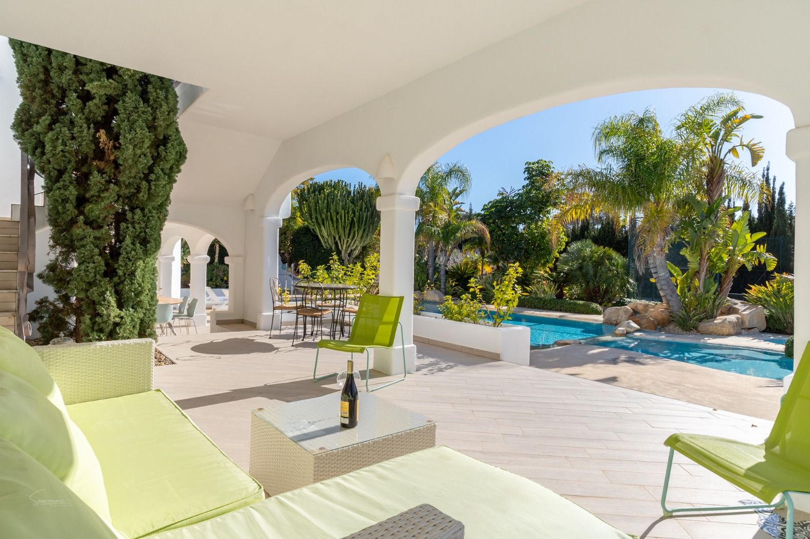 Imposante desig villa te koop met spectaculair uitzicht op de Montgó.