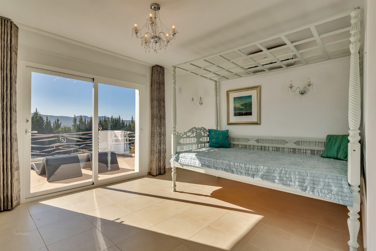 Imposante desig villa te koop met spectaculair uitzicht op de Montgó.