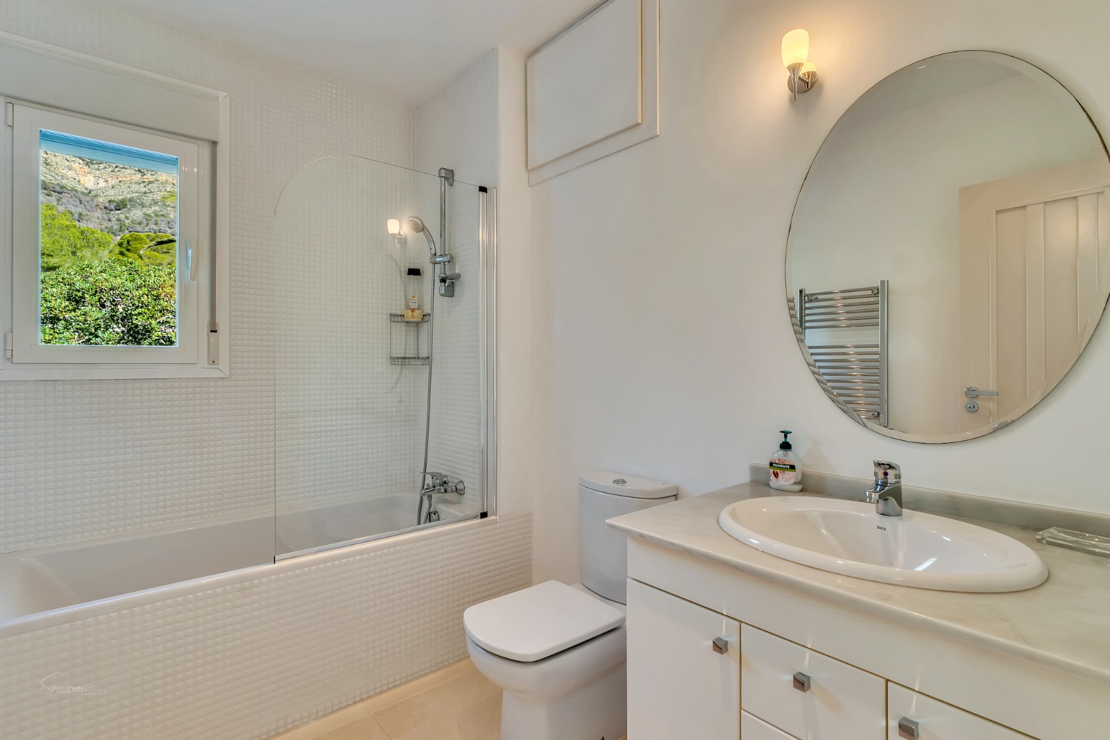 Imposante desig villa te koop met spectaculair uitzicht op de Montgó.