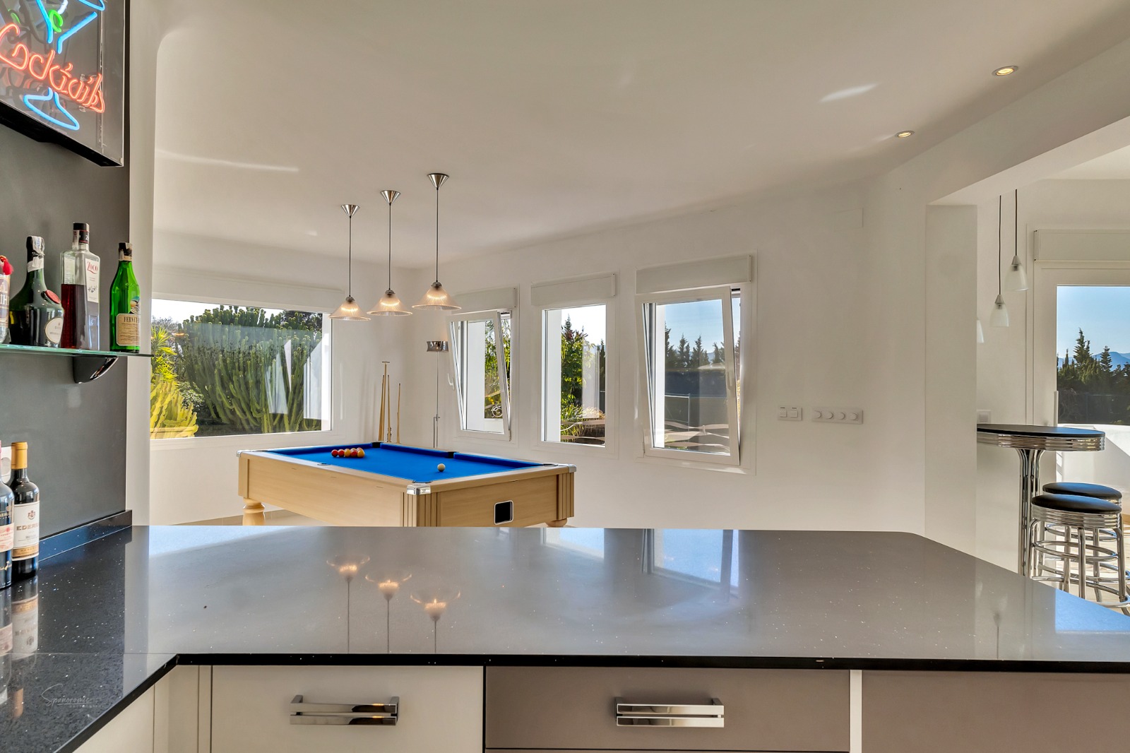Imposante desig villa te koop met spectaculair uitzicht op de Montgó.