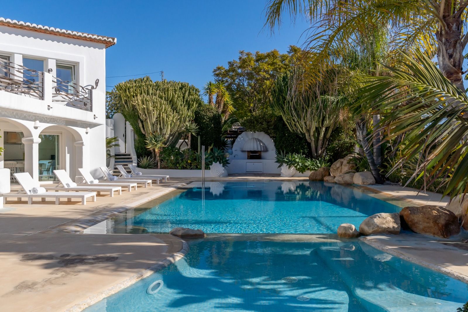 Imposante desig villa te koop met spectaculair uitzicht op de Montgó.