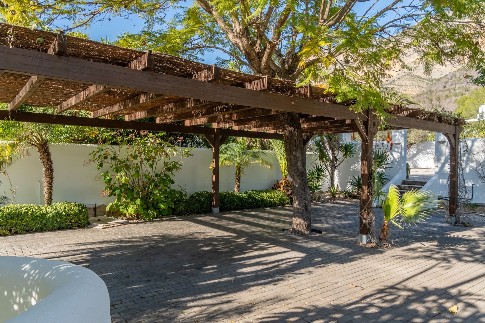 Imposante desig villa te koop met spectaculair uitzicht op de Montgó.