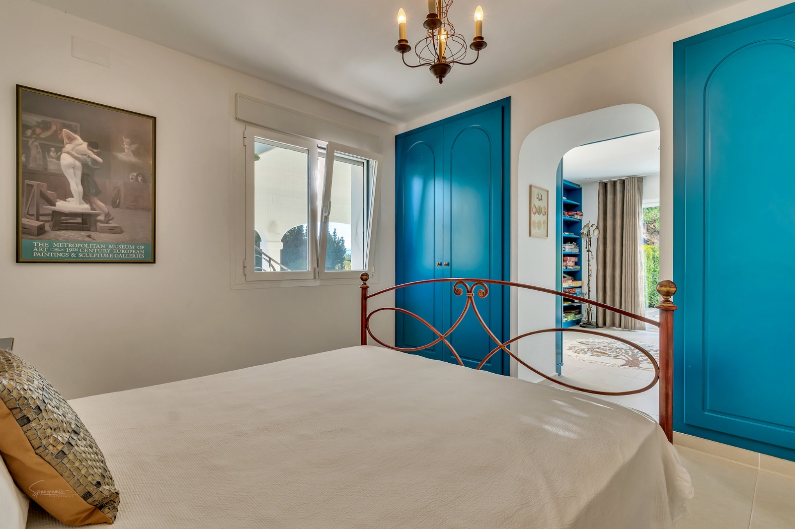 Imposante desig villa te koop met spectaculair uitzicht op de Montgó.