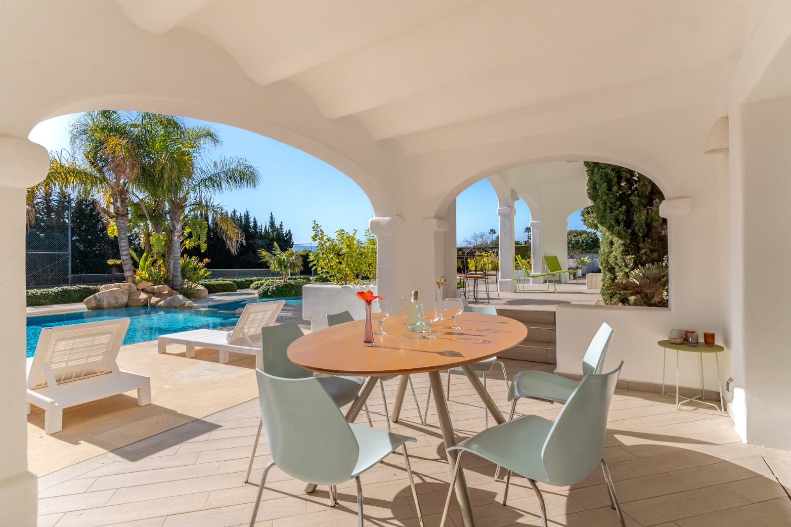 Imposante desig villa te koop met spectaculair uitzicht op de Montgó.