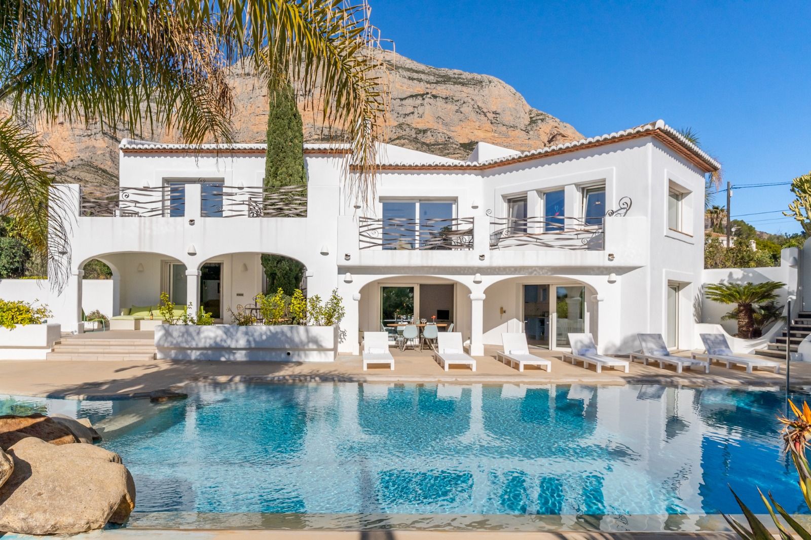 Imposante desig villa te koop met spectaculair uitzicht op de Montgó.