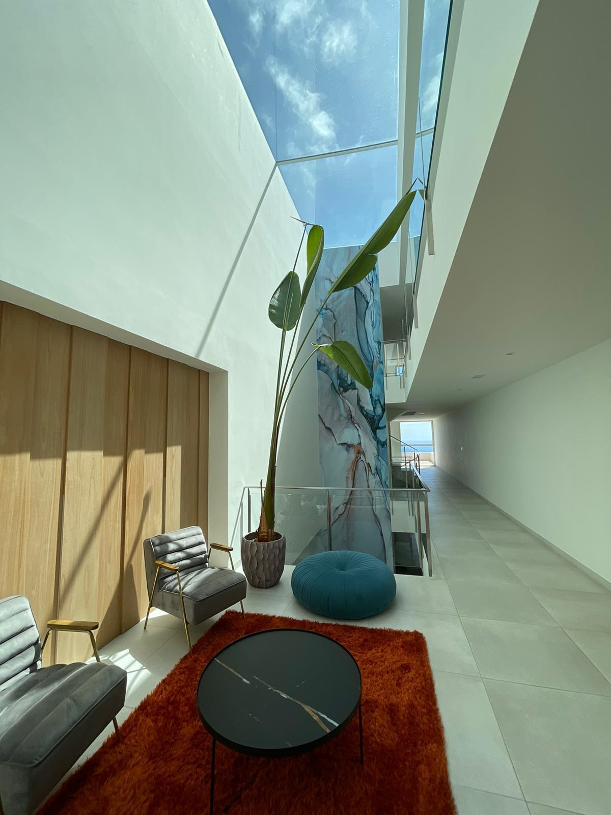 Meravellós apartament de tres dormitoris amb vistes panoràmiques obertes al mar.