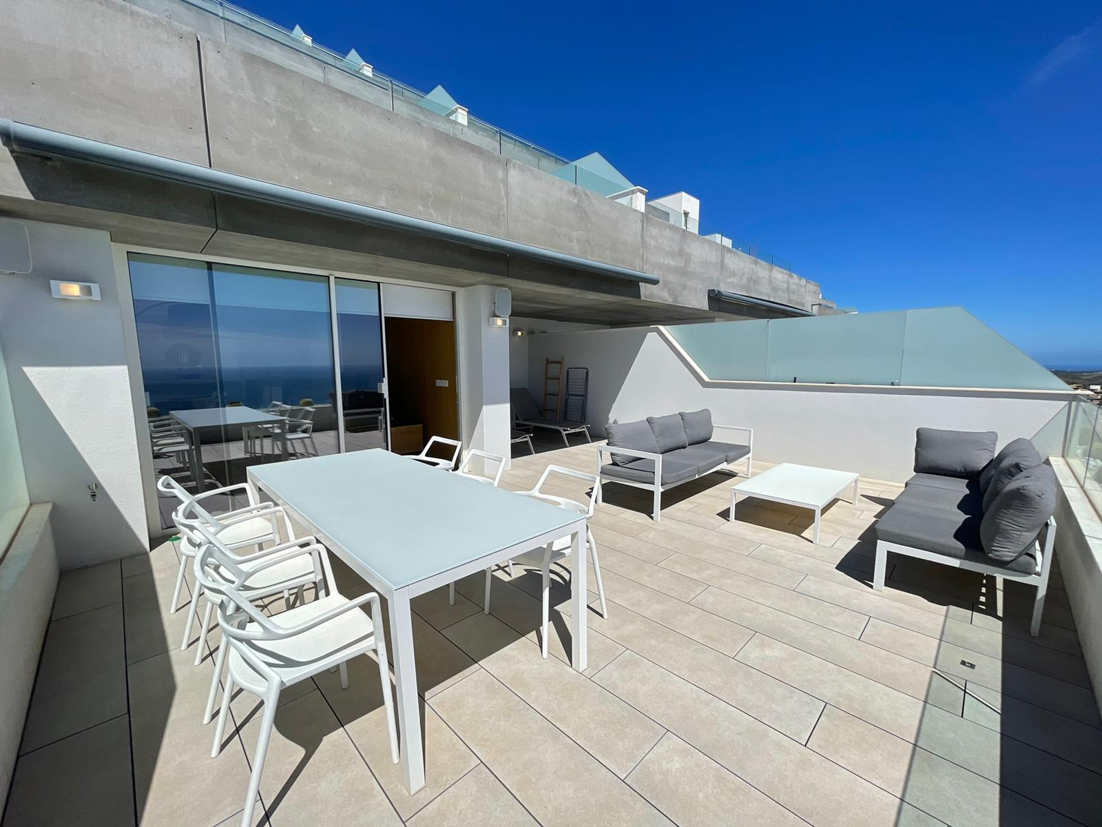 Meravellós apartament de tres dormitoris amb vistes panoràmiques obertes al mar.