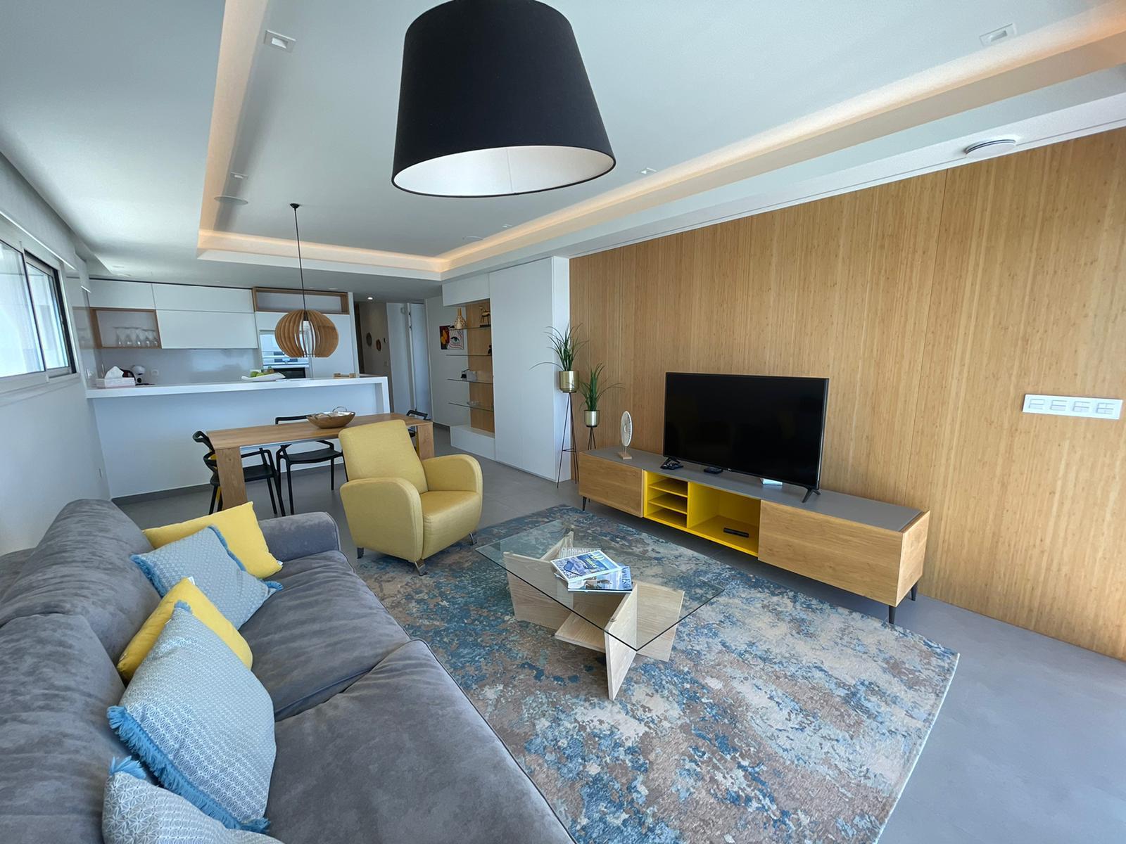 Meravellós apartament de tres dormitoris amb vistes panoràmiques obertes al mar.
